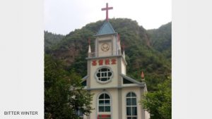 Chiesa del villaggio di Lian'gou nel borgo di Baitu, contea di Luanchuan, dipendente dalla città di Luoyang prima che le sue croci venissero rimosse con la forza