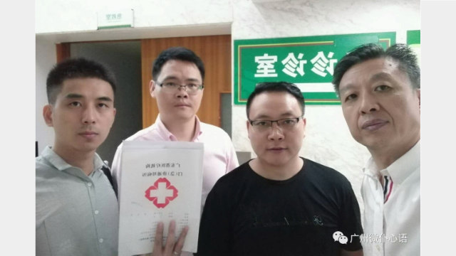 Il pastore Huang accompagna l'avvocato in ospedale per esaminare una ferita 