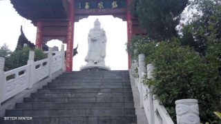 La statua di Lao Tzu nel villaggio di Laojuntang prima della demolizione