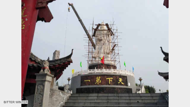 La statua di Lao Tzu viene abbattuta