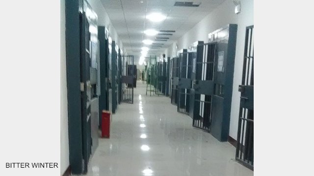 Vista interna dell’edificio adibito a dormitorio : ogni stanza è chiusa da doppie porte di ferro, proprio come una prigione