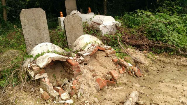 Incaricati dell’amministrazione scoprono le tombe