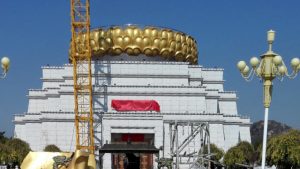 Resta solo il piedistallo a forma di loto dopo la demolizione della statua di Guanyin
