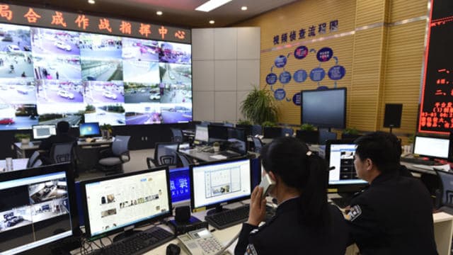 Poliziotti che controllano un monitor di sorveglianza