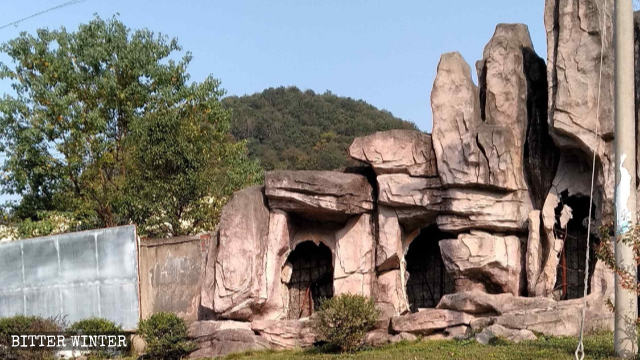La grotta vuota dove si trovava la statua del Budda