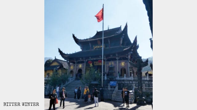 L'imponente bandiera nazionale di fronte a un tempio buddista