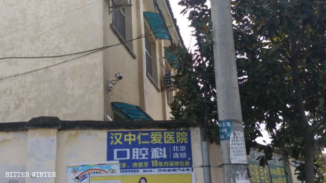 Telecamere di sorveglianza installate nella scuola elementare abbandonata che funge da centro per l’educazione alla legge