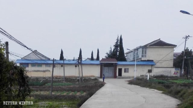 Una scuola elementare abbandonata nel villaggio di Zaoshu, nello Shaanxi, trasformata in un centro per l’educazione alla legge