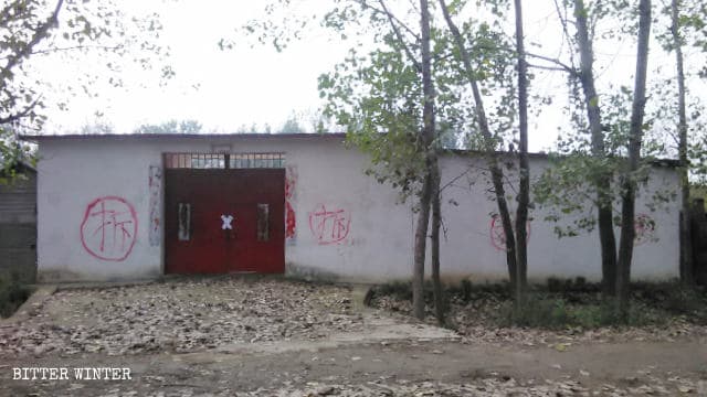Sul muro della chiesa è stata scritta la parola «demolire» in cinese