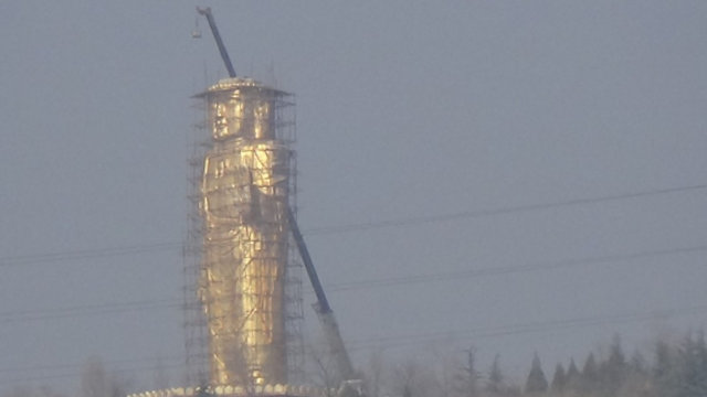 Le autorità iniziano la demolizione della statua gigante del Budda, alta 29,9 metri, sul lago di Jingniang