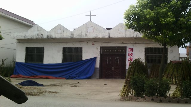 Chiesa riconvertita in deposito di rottami