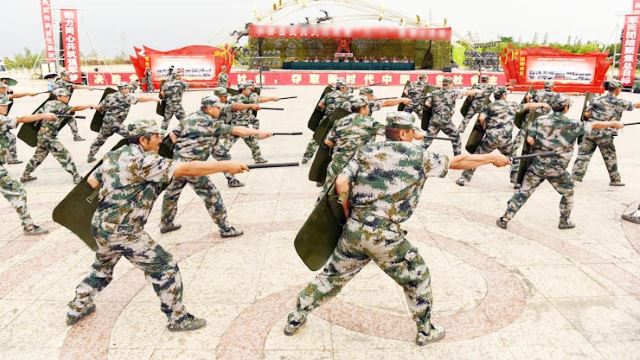 Militiamen in esercitazioni