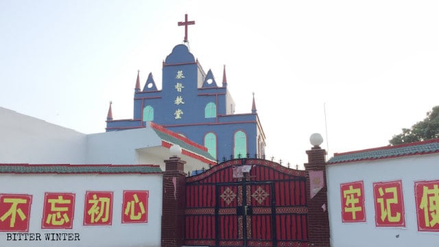 L'ingresso principale della chiesa di Dongcun