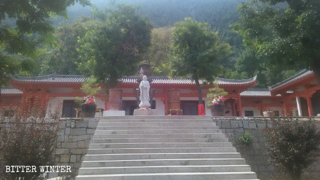 La sala principale del tempio Fangshan prima della demolizione