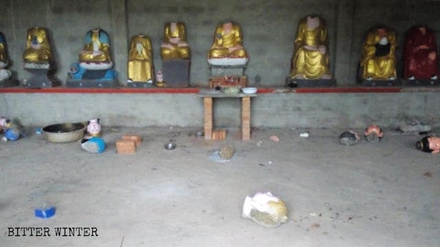Le statue distrutte nell’antico tempio buddhista del villaggio di Donglin