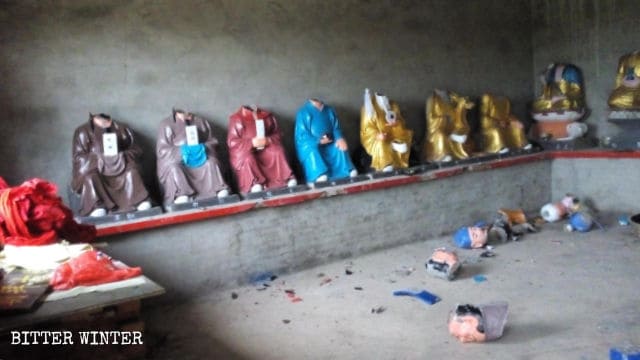 Le statue distrutte nell’antico tempio buddhista del villaggio di Donglin