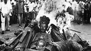 Templi distrutti e statue buddiste bruciate durante la Rivoluzione Culturale