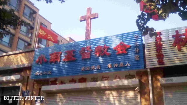 L’insegna originale e la croce della chiesa