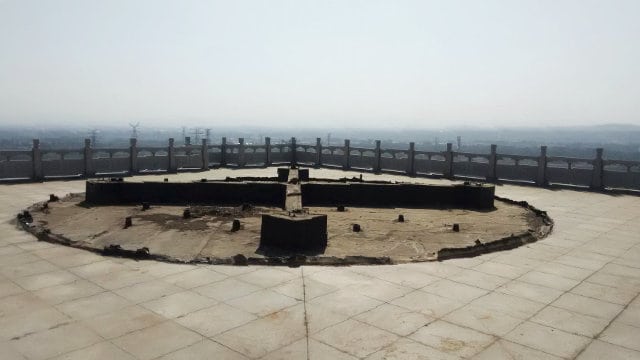 Il basamento dopo la demolizione della statua di Guanyin 