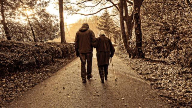 anziani che camminano sulla strada