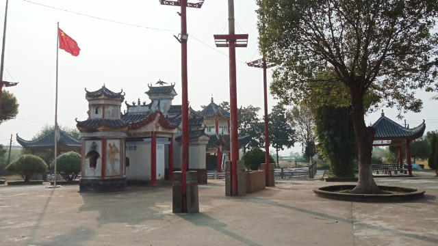 La bandiera nazionale sul Tempio di Tiebian, nella provincia dell’Hubei