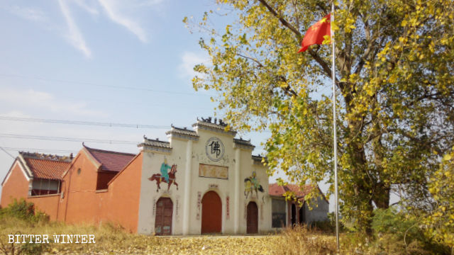 La bandiera nazionale sul Tempio Zhiguan, nella provincia dell’Hubei
