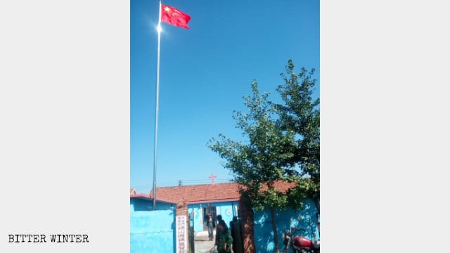 Bandiera nazionale su un luogo di incontro della chiesa delle Tre Autonomie a Tangshancheng, nella città di Dandong (metà agosto)
