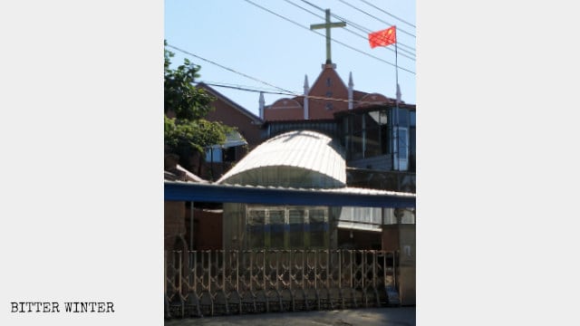 Bandiera nazionale sulla Chiesa cristiana di Jinshan Town, nel quartiere Yuanbao della città di Dandong (metà agosto)