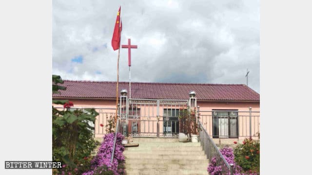 Bandiera nazionale sulla chiesa Changling nella contea di Kuandian, nella prefettura di Dandong (metà settembre)