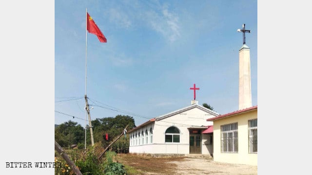 Bandiera nazionale sulla chiesa di Qingyishan, nella contea autonoma di Kuandan Manchu, nella prefettura di Dandong (fine agosto) 
