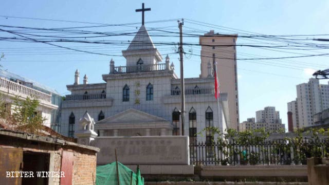 Bandiera nazionale sulla chiesa di Taoyuanshan a Dandong, nella città di Yuanbao (metà agosto)