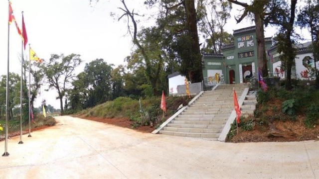 La bandiera nazionale sul tempio Huangpi nella città di Yichun, nella provincia del Jiangxi