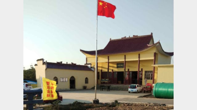 La bandiera nazionale sul tempio Qingyun nella contea di Pengze, nella provincia del Jiangxi
