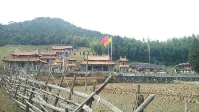 La bandiera nazionale sul tempio di Wuhua nella contea di Dehua, nella provincia del Fujian