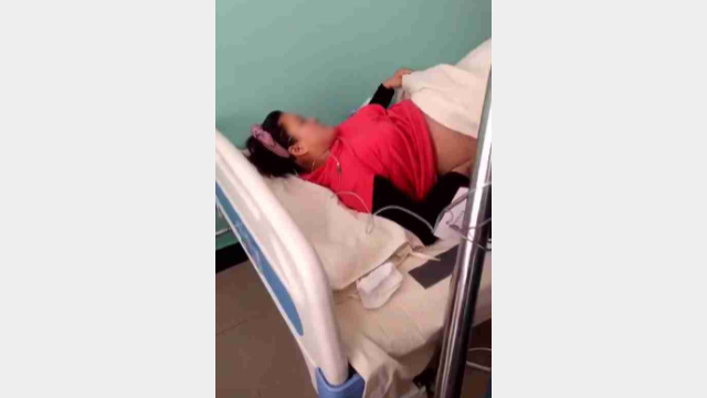 Dopo essere stata aggredita fisicamente, una donna incinta è stata condotta in ospedale per un intervento d'emergenza