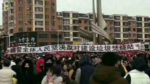 Gli abitanti del borgo di Teng'ao inscenano una protesta contro la costruzione di un impianto di incenerimento di rifiuti.