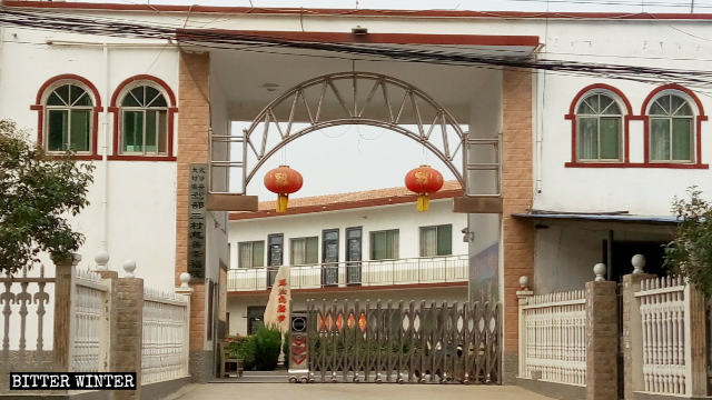 Il cartello «Scuola di partito del Comitato base del PCC del borgo di Dafeng» posto all'ingresso del lato ovest