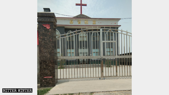 La croce della chiesa del villaggio di Nie prima di essere smantellata