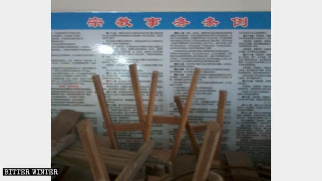 Il cartello con la nuova Normativa sugli affari religiosi esposto in una chiesa delle Tre Autonomie nella municipalità di Binjiang a Guixi