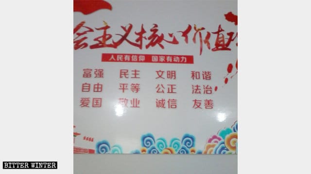Il poster che proclama i «valori centrali del socialismo» in una chiesa delle Tre Autonomie nella municipalità di Binjiang a Guixi