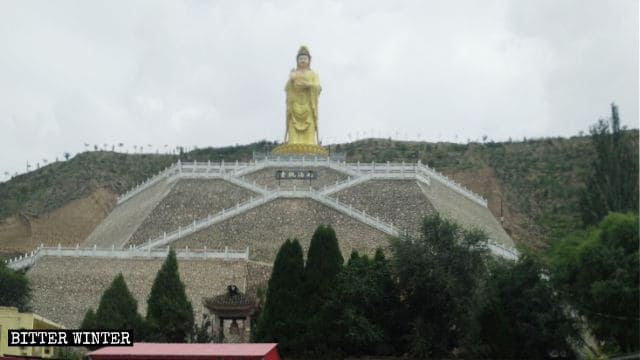 La statua di Nanhai Guanyin prima che fosse coperta