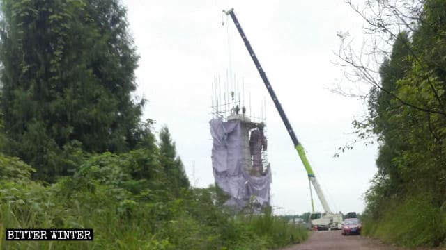 Una gru è stata utilizzata per smantellare la statua di Guanyin, nella contea di Nanbu