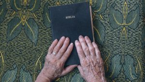 vecchio uomo e la bibbia