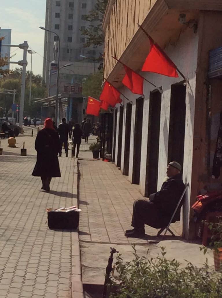 Crogiolarsi all'ombra della bandiera rossa a Urumqi