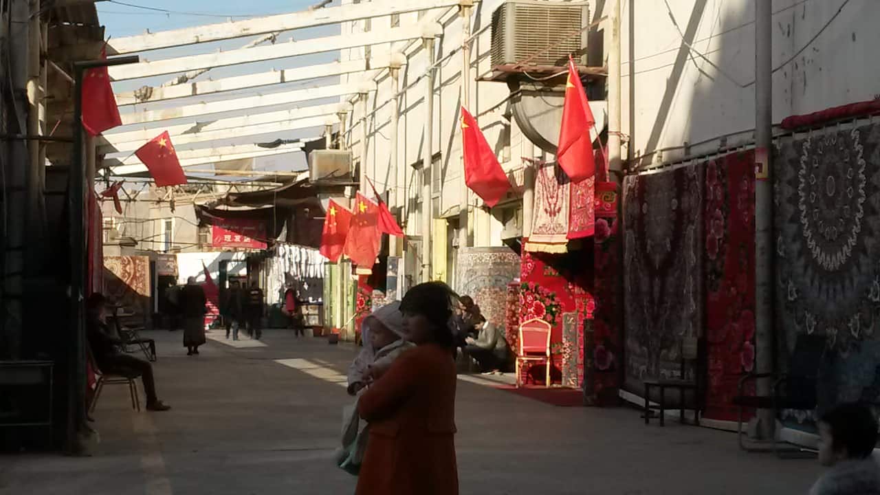 In un mercato sventolano le bandiere rosse