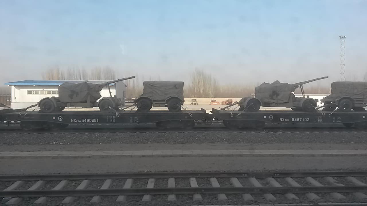 A novembre del 2017 cannoni e camion carichi di munizioni sono stati spostati su rotaia a Hotan, nel sud dello Xinjiang, per costruire la "sicurezza interna" 