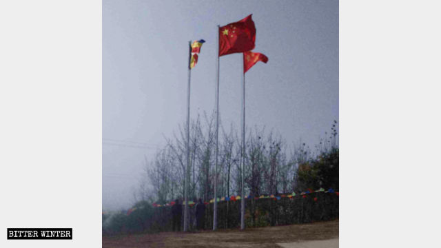 La bandiera nazionale, levata a fianco di quella del tempio
