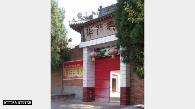Lo slogan «Sostieni i valori del socialismo» all'ingresso del tempio Huayan
