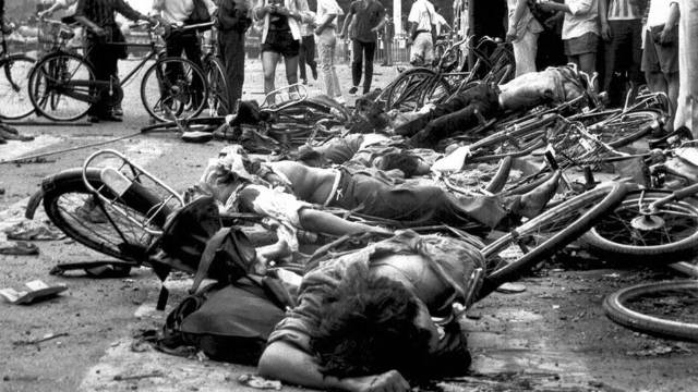 Cadaveri di civili, uccisi in Piazza Tiananmen, il 4 giugno 1989 
