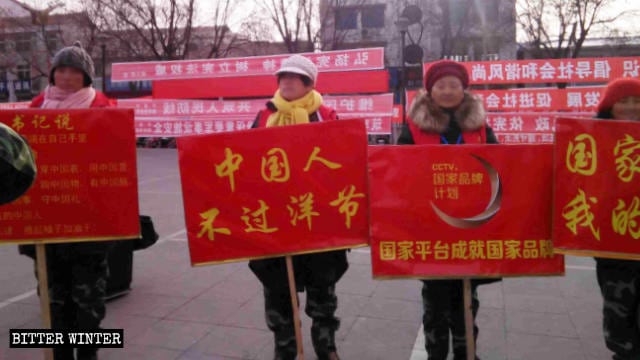Un cartello visto in mezzo ai manifestanti recita: «Non celebrate le festività straniere!»